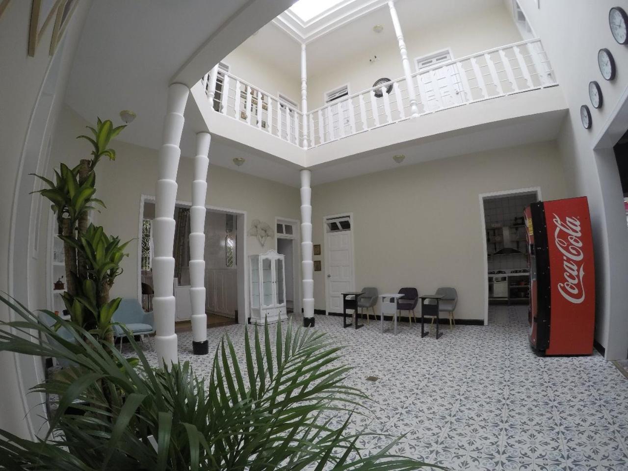 Nomad Hostel Меделин Екстериор снимка